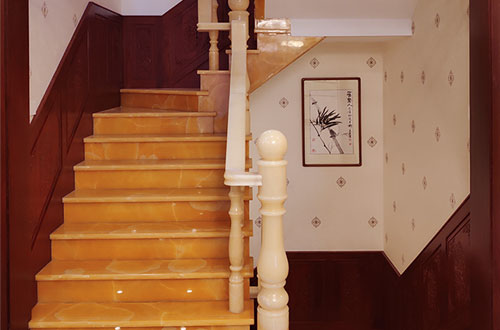 海东中式别墅室内汉白玉石楼梯的定制安装装饰效果