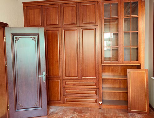 海东中式家庭装修里定制的实木衣柜效果图